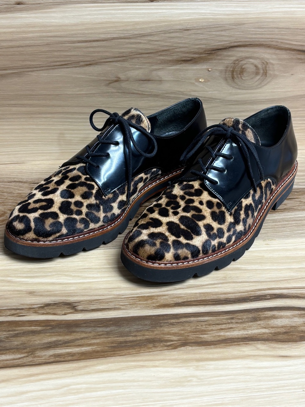 Stuart Weitzman leopard-print calf hair and black leather Oxford shoes size 6.5